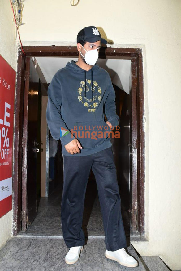 photos vicky kaushal sharvari wagh angira dhar and sunny kaushal snapped at juhu pvr 8