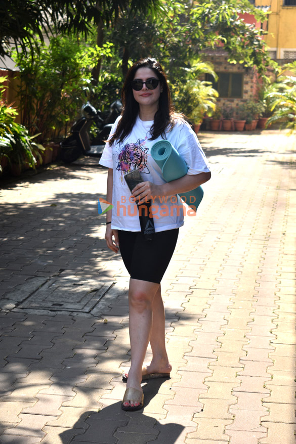 photos zareen khan spotted in bandra 2
