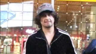 Sonu Nigam gets snapped at the airport donning an all black outfit