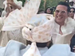 Akshay Kumar and Mohanlal groove together as they do ‘Bhangra’ at a wedding