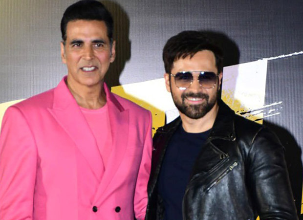 Akshay Kumar and Emraan Hashmi hop on Mumbai Metro; groove on Main Khiladi with commuters, watch 