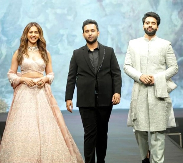 Jackky Bhagnani and Rakul Preet come together on stage for the first time to walk the ramp for a fundraiser : Bollywood News