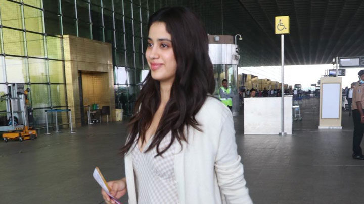 Janhvi Kapoor gets clicked at the airport by paps