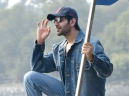 Kartik Aaryan does the ‘Titanic’ pose at Versova as he travels through a jetty