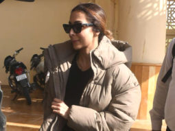 Malaika Arora waves at paps as she gets snapped in Jaisalmer