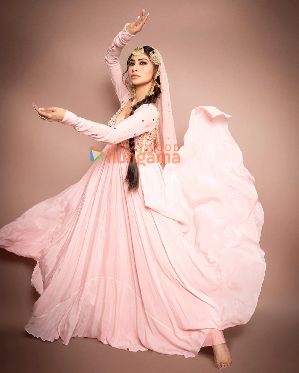mouni roy 2 211