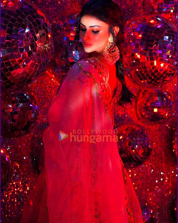 mouni roy 3 170
