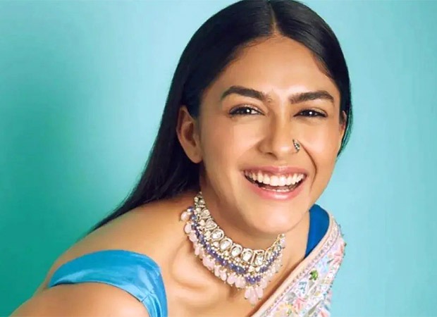 Mrunal Thakur’s reply to a fan’s proposal will get you in splits : Bollywood News