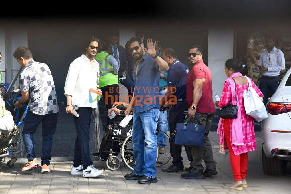 photos ajay devgn snapped with his mother at kalina airport 1