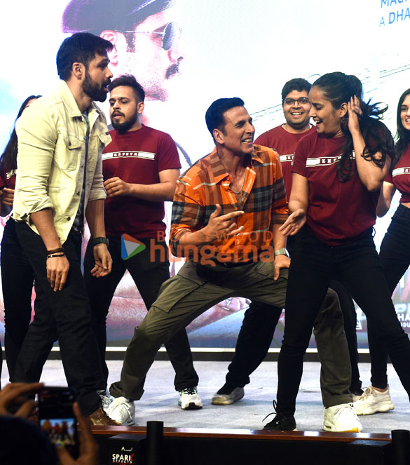 Photos: Akshay Kumar and Emraan Hashmi promote their film Selfiee at a college in Juhu