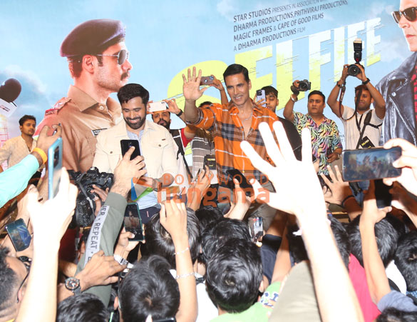 photos akshay kumar and emraan hashmi promote their film selfiee at a college in juhu 0990 3