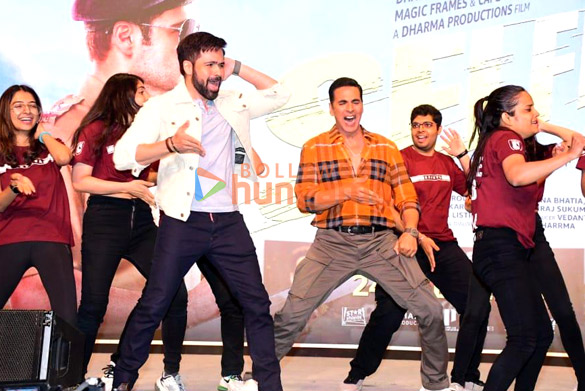photos akshay kumar and emraan hashmi promote their film selfiee at a college in juhu 4