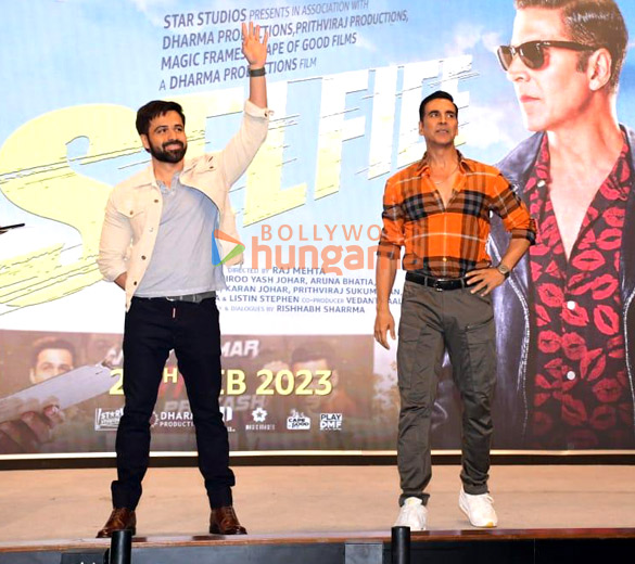 photos akshay kumar and emraan hashmi promote their film selfiee at a college in juhu 6