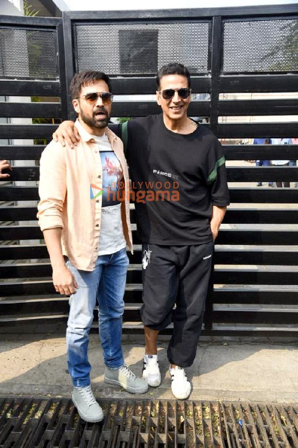 photos akshay kumar and emraan hashmi spotted at the kalina airport promoting selfiee 2