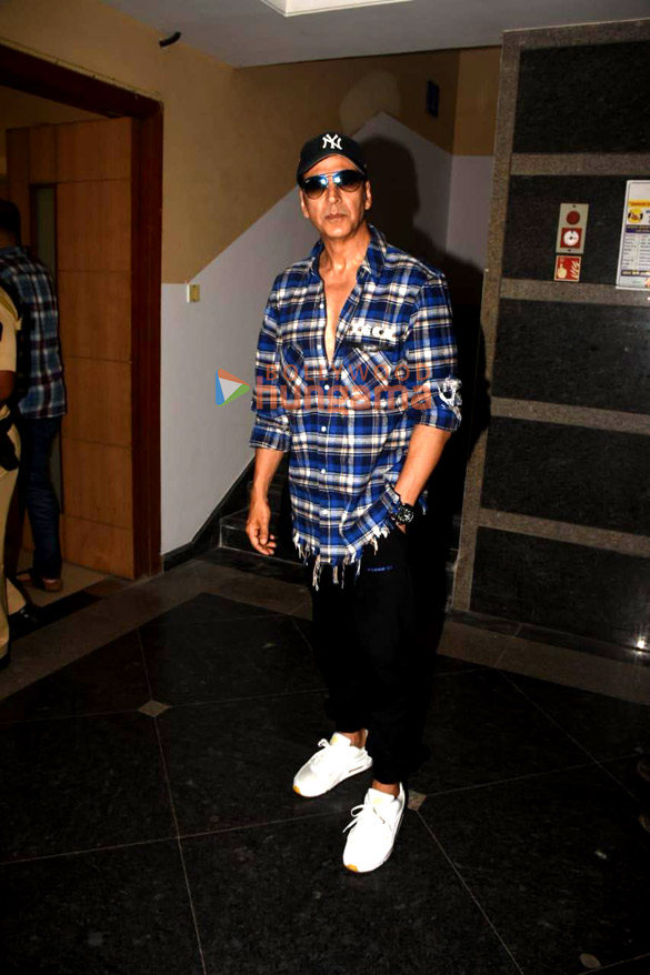photos akshay kumar snapped at andheri rto office for his international driving license 1