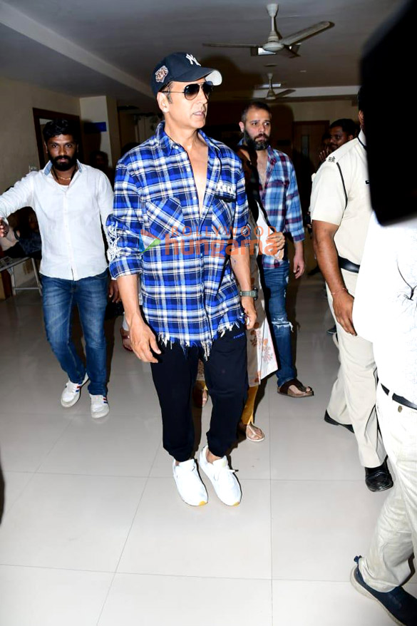 photos akshay kumar snapped at andheri rto office for his international driving license 5