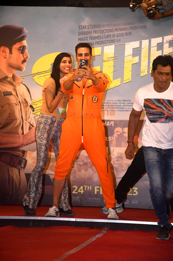 photos akshay kumar snapped promoting selfiee 6