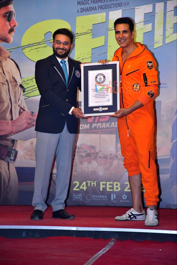 Photos: Akshay Kumar snapped promoting Selfiee Photos: Akshay Kumar snapped promoting Selfiee