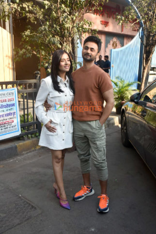 Photos: Amrita Rao snapped with husband RJ Anmol