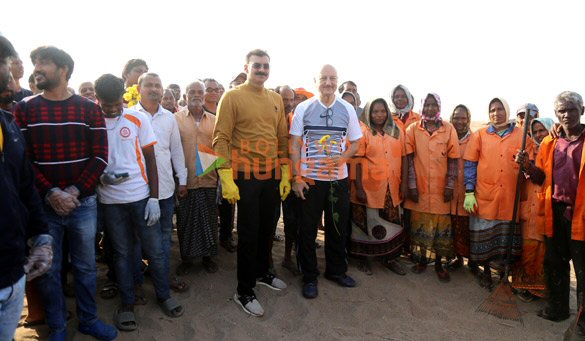 photos anupam kher nargis fakhri and the team of shiv shastri balboa snapped cleaning up versova beach 7