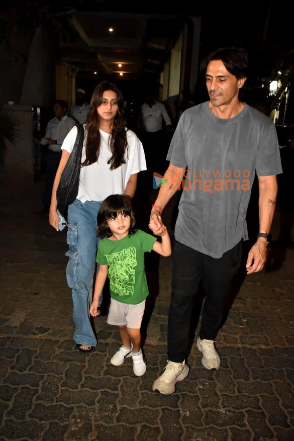 photos arjun rampal and gabriella demetriades snapped with their son arik rampal in bandra 4