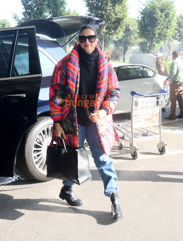 Photos: Deepika Padukone, Hrithik Roshan, Malaika Arora and others snapped at the airport Photos: Deepika Padukone, Hrithik Roshan, Malaika Arora and others snapped at the airport