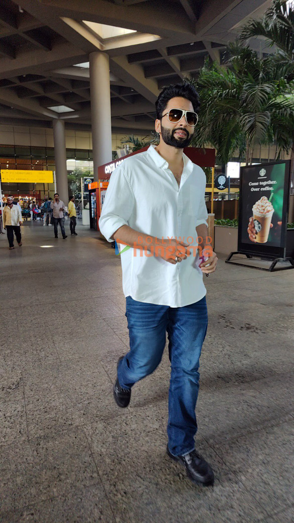 photos deepika padukone sophie choudry and jackky bhagnani snapped at the airport 2