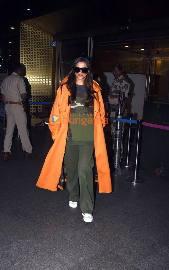 photos deepika padukone snapped at the airport 2 7