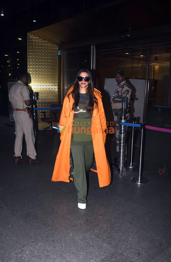 photos deepika padukone snapped at the airport 3 7