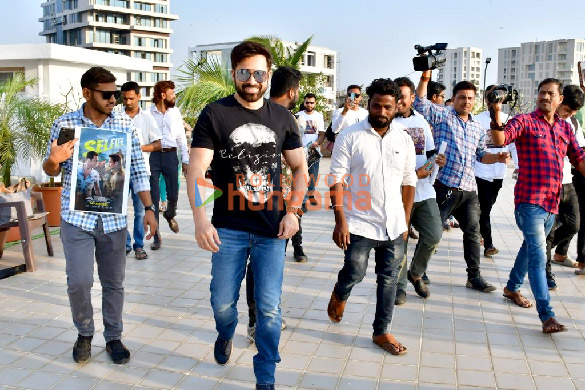 photos emraan hashmi spotted interacting with fans 3