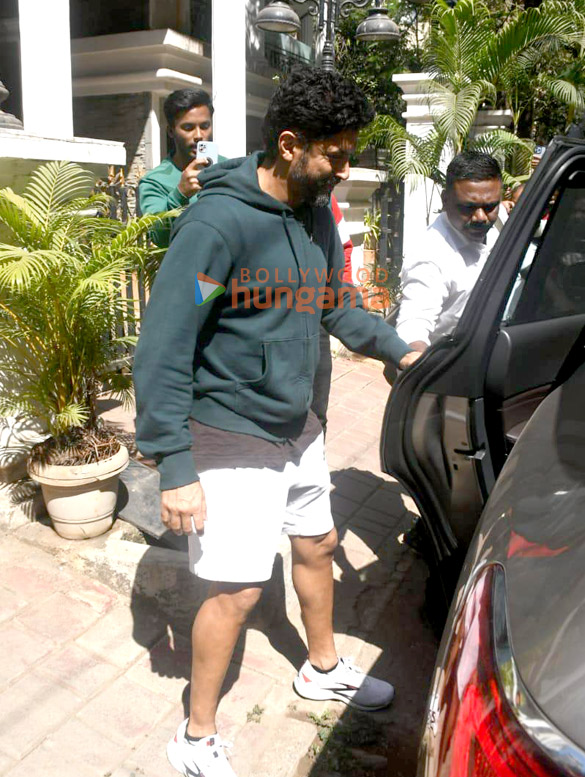 photos farhan akhtar spotted in bandra 2