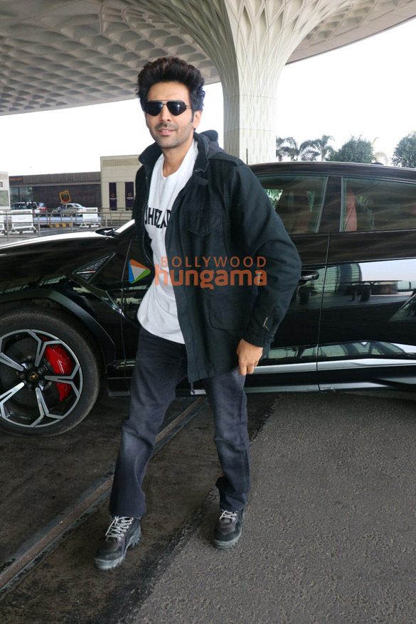 photos kartik aaryan kriti sanon shriya saran and others snapped at the airport 4