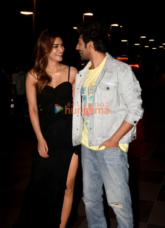 Photos Kartik Aaryan And Kriti Sanon Snapped Promoting Their Film