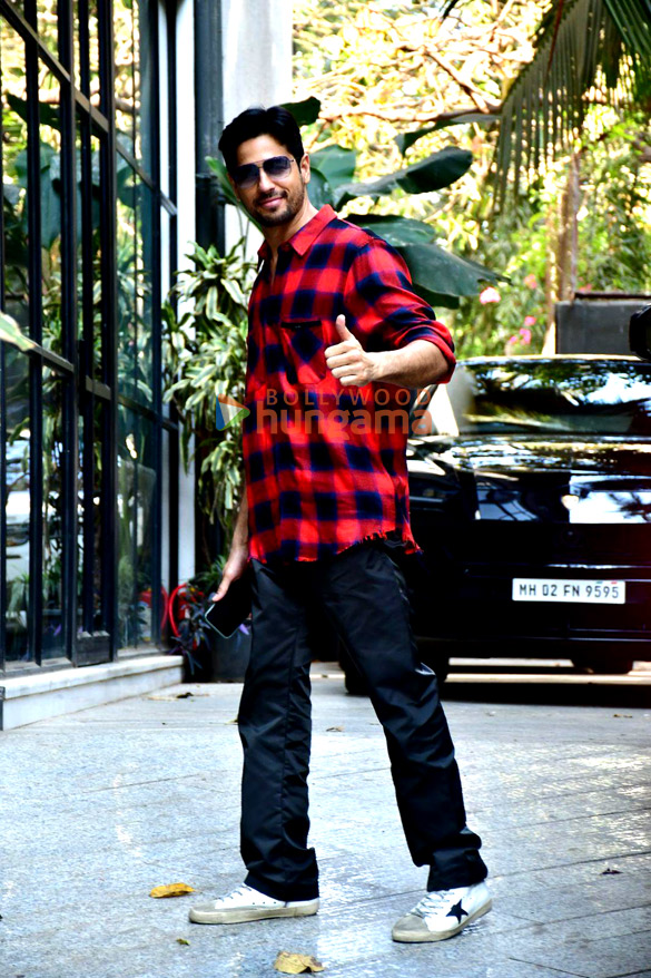photos kartik aaryan and sidharth malhotra snapped at maddock films office 3