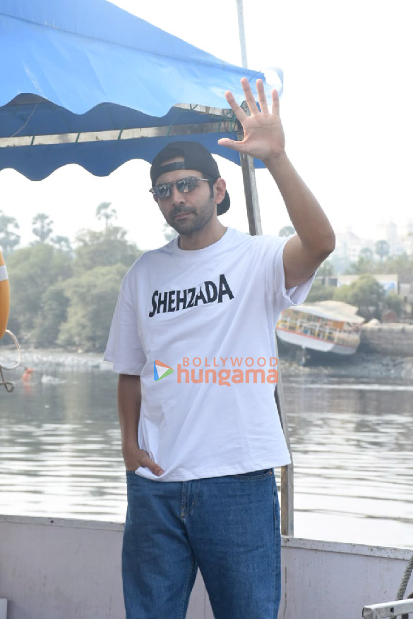 Photos: Kartik Aaryan snapped at Versova jetty
