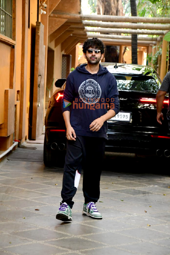 photos kartik aaryan snapped at a dance class in juhu 1 3