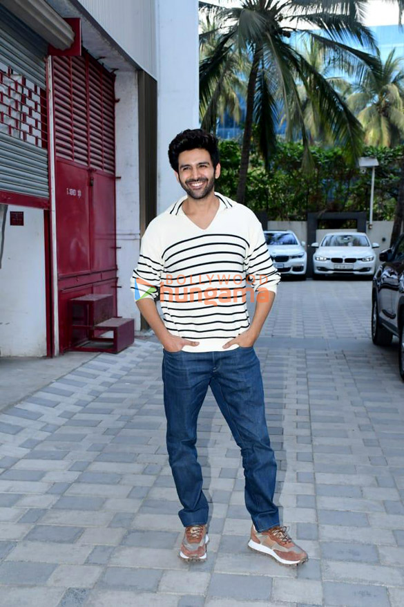 photos kartik aaryan snapped promoting his film shehzada 2 2
