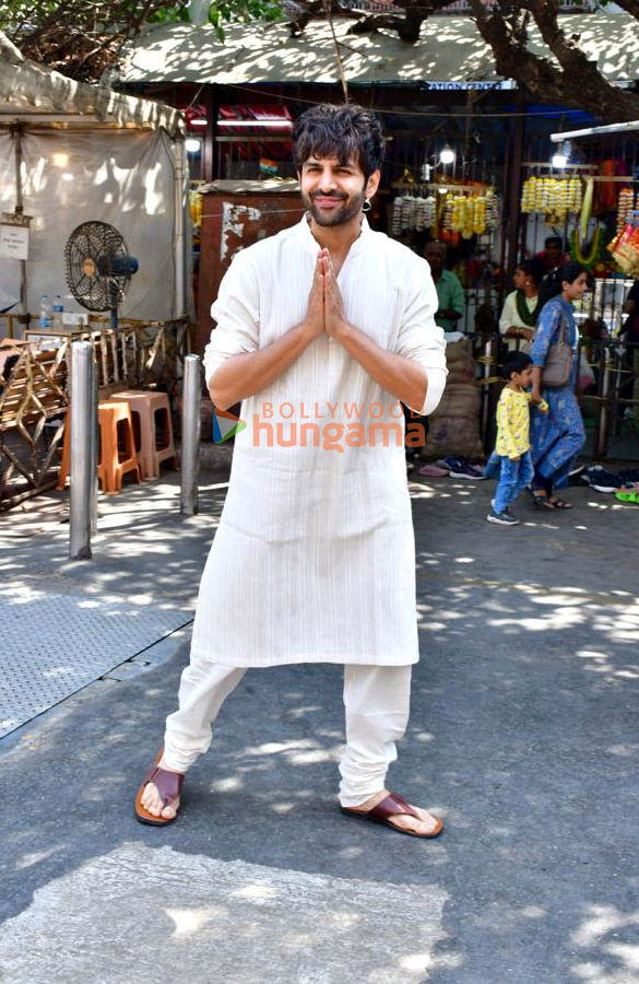 photos kartik aaryan visits siddhivinayak temple to seek blessings on the release day of shehzada 3