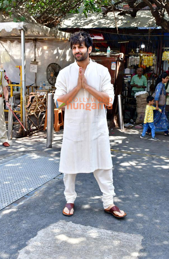 photos kartik aaryan visits siddhivinayak temple to seek blessings on the release day of shehzada 4