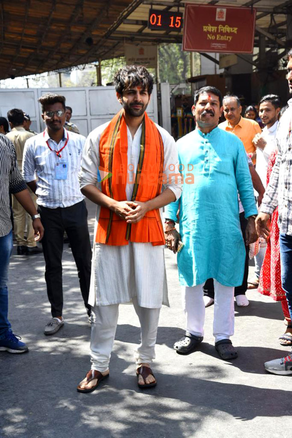 photos kartik aaryan visits siddhivinayak temple to seek blessings on the release day of shehzada 6