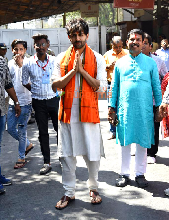 photos kartik aaryan visits siddhivinayak temple to seek blessings on the release day of shehzada