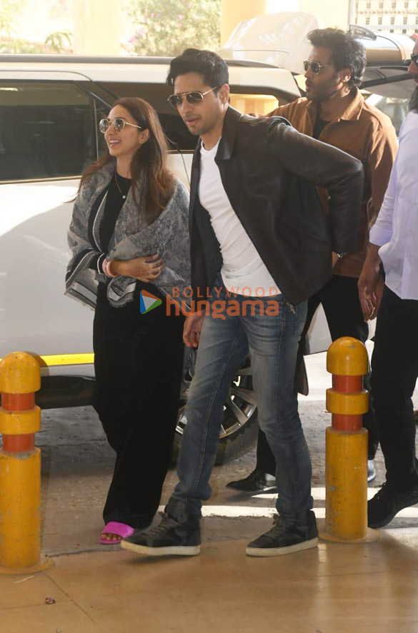 photos kiara advani and sidharth malhotra snapped at the airport after their marriage 3