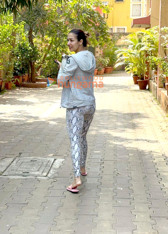 photos malaika arora snapped outside diva yoga in bandra 2 29