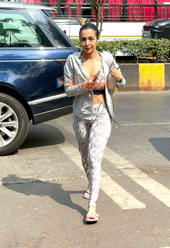 photos malaika arora snapped outside diva yoga in bandra 4 29