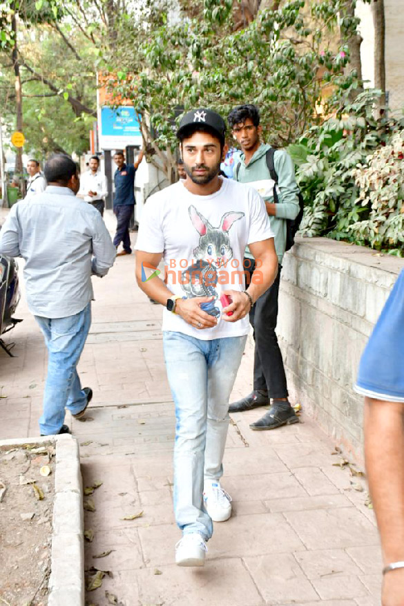 photos pulkit samrat spotted outside a clinic in santacruz 1