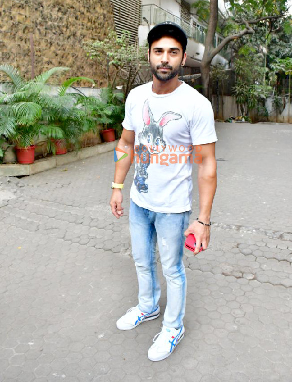 photos pulkit samrat spotted outside a clinic in santacruz 6