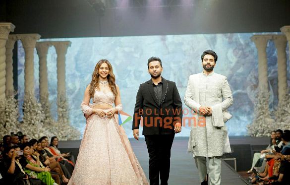 photos rakul preet singh jackky bhagnani and others grace the teach for change fundraising fashion show 1