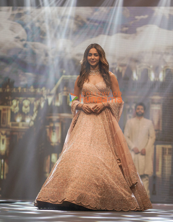 photos rakul preet singh jackky bhagnani and others grace the teach for change fundraising fashion show 2