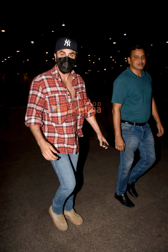 photos ranbir kapoor and alia bhatt snapped at the airport 3 6