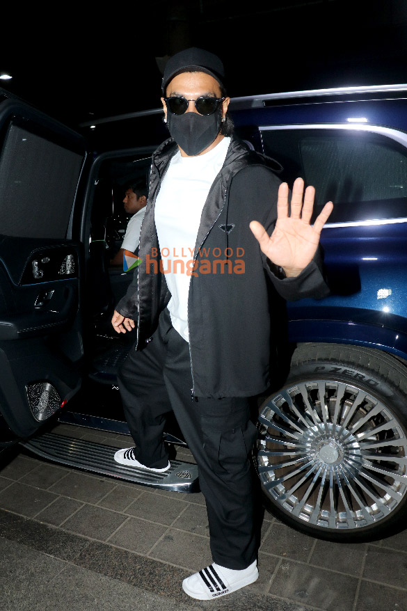photos ranveer singh and pooja hegde snapped at the airport 3 3